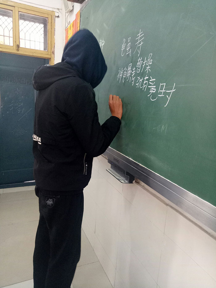 老是戴著帽子的學生