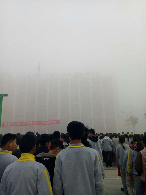 操場上攝像頭有盲點，而且不清晰