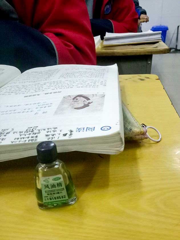 學生在課堂上讀書