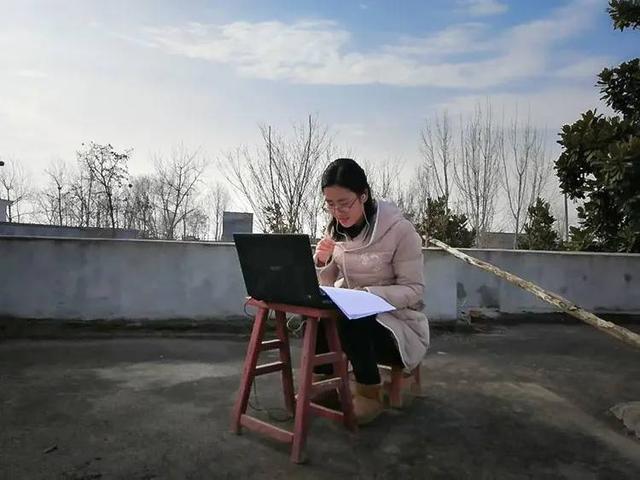 南陽(yáng)一完初中部女老師，在村子里找方法上網(wǎng)課