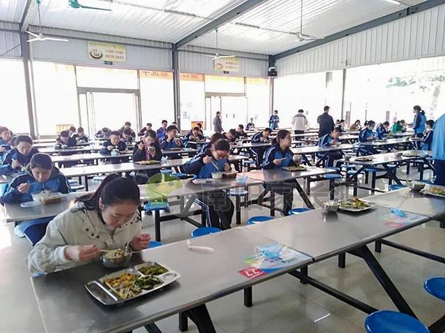 現(xiàn)場：南陽一中返校復(fù)學(xué)首日全流程：貼心、放心